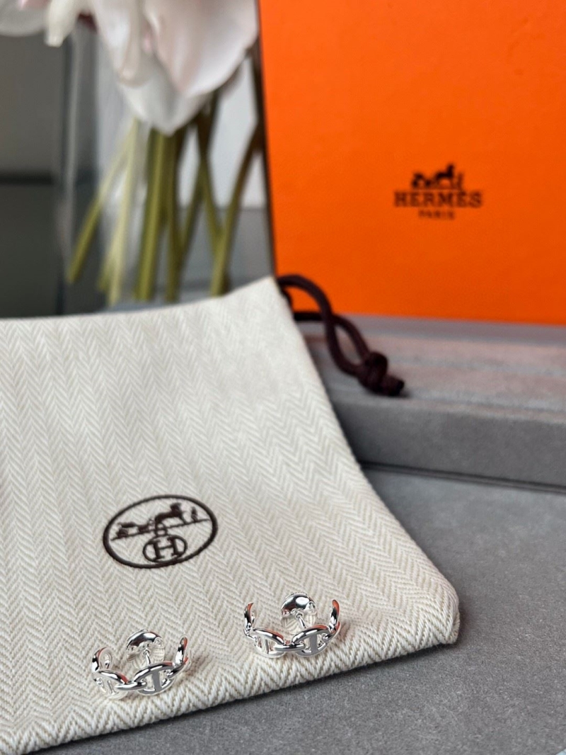 H**me5 earrings